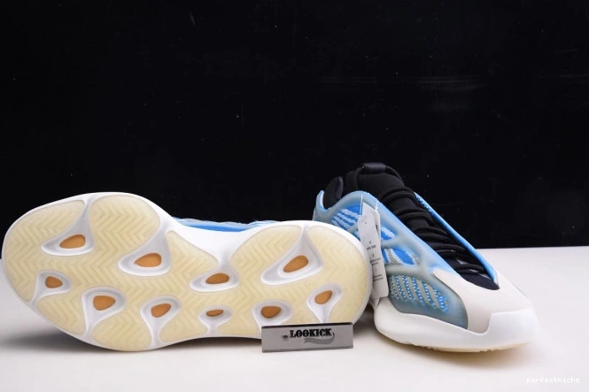 THE YEEZY 700 G54850 GLOW V3 ADIDAS IN DARK 0814